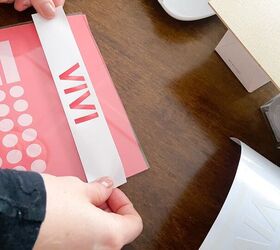 marco de tienda de segunda mano convertido en tabla de tareas de bricolaje, Vinilo Cricut para una tabla de tareas personalizada