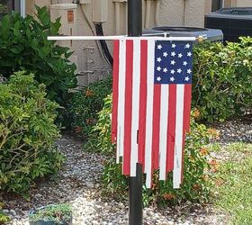 decoracin de la bandera americana al aire libre chatarra de madera upcycle, Usando bridas la colgu del poste de la luz