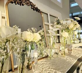 ideas de mesas corazn para tu boda te encantarn, Flores blancas en jarrones frente a un espejo dorado
