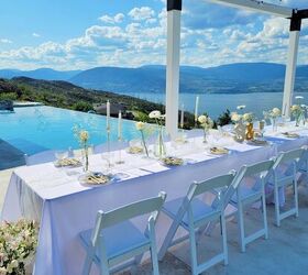 ideas de mesas corazn para tu boda te encantarn, Fiesta de compromiso con mesas cubiertas con manteles blancos candelabros dorados y flores blancas con la piscina y el lago de fondo