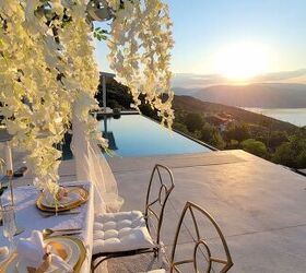 ideas de mesas corazn para tu boda te encantarn, Sillas doradas con cojines blancos junto a una piscina al atardecer