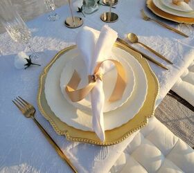 ideas de mesas corazn para tu boda te encantarn, Cargador dorado con vajilla blanca encima y servilleta blanca sujeta con una cinta de raso dorada