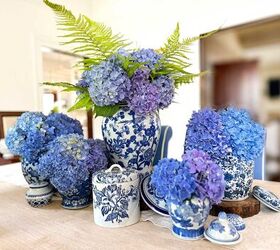 arreglos con hortensias cmo hacerlos fcil y rpidamente, Arreglo floral de hortensias hortensias azules en macetas chinossier sobre la mesa del comedor llena de hortensias azules