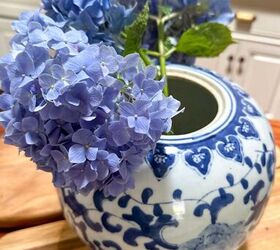 arreglos con hortensias cmo hacerlos fcil y rpidamente, Arreglos florales de hortensias en un jarr n azul y blanco con tres tallos de flores azules