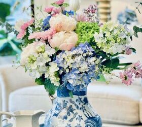 arreglos con hortensias cmo hacerlos fcil y rpidamente, arreglo floral con hortensias de color azul rosa y blanco en el sal n