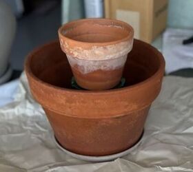 centro de mesa sencillo con suculentas de verano, dos macetas de terracota listas para plantar