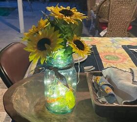 centro de mesa sencillo con suculentas de verano, luces a pilas en un tarro de cristal