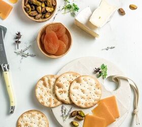 diy mini tablas de queso de yeso, mini tablas de quesos de escayola con surtido de quesos frutas frutos secos y galletas saladas