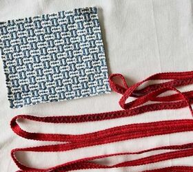 ideas de cojines patriticos sin costuras para el 4 de julio, Haz un coj n bandera con retales de tela y ribete decorativo