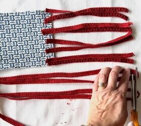 ideas de cojines patriticos sin costuras para el 4 de julio, Corta el ribete decorativo rojo en tiras para hacer las franjas de las banderas