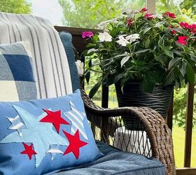 ideas de cojines patriticos sin costuras para el 4 de julio, DIY Almohada lumbar patri tica de estrellas rojas blancas y azules en porche de pantalla