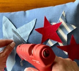 ideas de cojines patriticos sin costuras para el 4 de julio, Pega estrellas de tela en un coj n de estrellas patri tico DIY