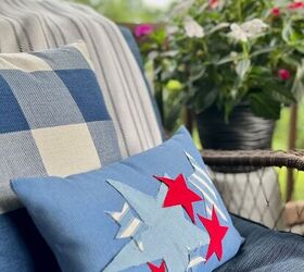 ideas de cojines patriticos sin costuras para el 4 de julio, Almohada lumbar patri tica de estrellas rojas blancas y azules en un porche de pantalla