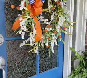 ideas para decorar el porche de otoo en la transicin del verano al otoo, Corona de oto o para puerta azul