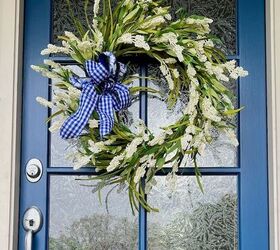 ideas para decorar el porche de otoo en la transicin del verano al otoo, Corona de verano para puerta azul
