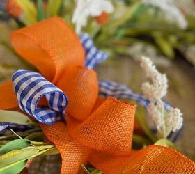 ideas para decorar el porche de otoo en la transicin del verano al otoo, Corona de oto o con arpillera naranja y lazo de guinga azul y blanco