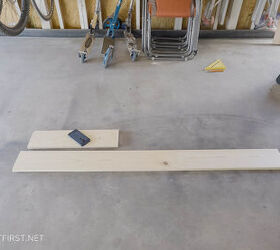diy soporte para scooter idea de almacenaje en garaje, trozo peque o de tablero de madera de 1x6 y trozo grande de tablero de madera de 1x6 colocados en el suelo del garaje