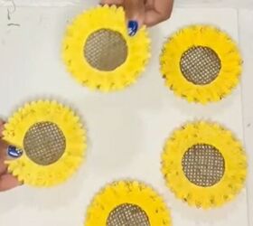 decoracin de otoo con girasoles rsticos usando estacas solares reutilizadas de dollar