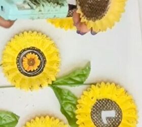 decoracin de otoo con girasoles rsticos usando estacas solares reutilizadas de dollar