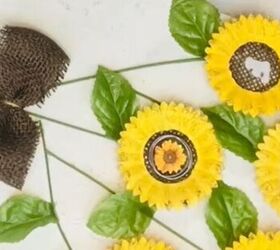 decoracin de otoo con girasoles rsticos usando estacas solares reutilizadas de dollar