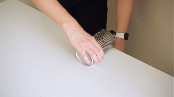 Clamping the tin can to the table