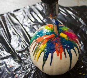 calabaza de cera de bricolaje, Audrey de Oh So Lovely Blog comparte un divertido y colorido tutorial DIY calabaza goteo cray n