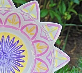 flores de cristal pintadas fciles de hacer, plato de cristal pintado con marcadores de pintura de color rosa p rpura y amarillo de cerca
