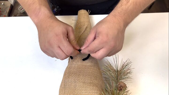 Attaching the pipe cleaner hanger