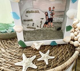 caja de recuerdos de la playa, C mo hacer una caja de recuerdos de playa DIY caja de sombra con arena foto en la playa conchas marinas d lares de arena y decorado con cristal de mar en una bandeja costera redonda