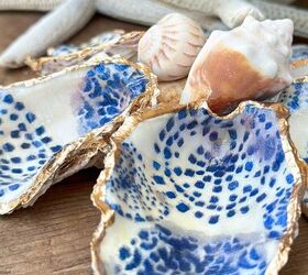 cmo hacer una hermosa guirnalda de cuentas de madera con conchas de ostras, Conchas de ostra decoupaged con servilleta azul y blanco con adornos de papel de oro