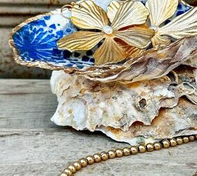 cmo hacer una hermosa guirnalda de cuentas de madera con conchas de ostras, Concha de ostra decoupada con servilleta azul y blanca y ribeteada en dorado Se utiliza como joyero