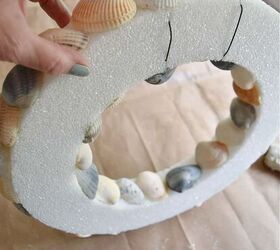 cmo hacer una corona de conchas de mar de bricolaje sentimental, Conchas pegadas a la corona de styro