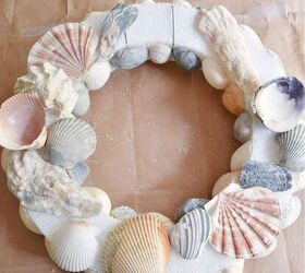 cmo hacer una corona de conchas de mar de bricolaje sentimental, Pegado de conchas a la corona de styro