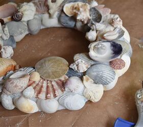 cmo hacer una corona de conchas de mar de bricolaje sentimental, Pegado de caracolas a corona de espuma de poliestireno