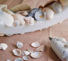 cmo hacer una corona de conchas de mar de bricolaje sentimental, Pegado en caliente de conchas a corona de styro