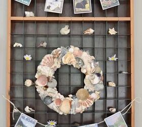 cmo hacer una corona de conchas de mar de bricolaje sentimental, Corona de conchas de bricolaje exhibida con un cartel de postal de viaje