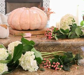 cmo hacer un jarrn de calabaza fcil de diy floral para la pieza central espectacular, los materiales que necesitas para el centro de mesa de temporada en florero de calabaza incluyen flores cortadas