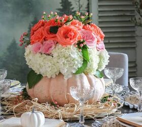 cmo hacer un jarrn de calabaza fcil de diy floral para la pieza central espectacular, rosas y hortensias de color rosa y coral dentro de un jarr n de calabaza crean un espectacular centro de mesa