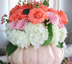 cmo hacer un jarrn de calabaza fcil de diy floral para la pieza central espectacular, calabaza cenicienta utilizada como florero contiene rosas y hortensias de color rosa y coral
