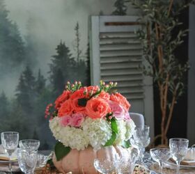 cmo hacer un jarrn de calabaza fcil de diy floral para la pieza central espectacular, florero floral de calabaza con rosas rosas y coral y juego de mesa con copas de cristal