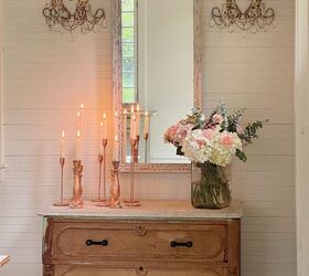 mi espejo diy favorito, Un espejo DIY con dos apliques vintage de cuentas un ba l vintage candelabros y un jarr n con flores