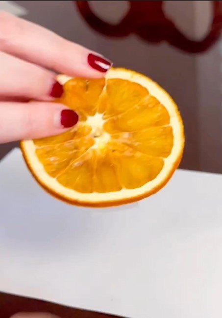 Drying the orange slices