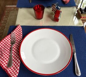 quieres una idea realmente fcil para decorar la mesa el 4 de julio, Aqu a ad un plato de cer mica blanca con bordes rojos cubiertos y servilletas rojas de guinga Por ltimo un portavelas rojo