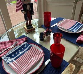 quieres una idea realmente fcil para decorar la mesa el 4 de julio, Esta es la decoraci n de mi mesa del 4 de julio Tiene un mantel individual azul marino un plato de cena a rayas rojas un plato de postre inspirado en la bandera y un centro de mesa cascanueces T o Sam