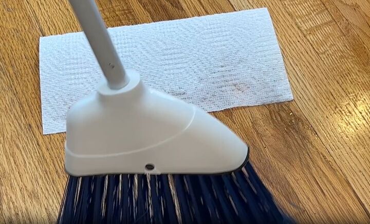 floor cleaning hacks, Paper towel floor cleaning hack