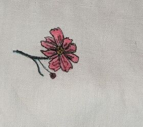 pinta a mano servilletas de lino para que parezcan bordadas, La flor coloreada sobre la servilleta de lino