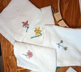 pinta a mano servilletas de lino para que parezcan bordadas, Las servilletas terminadas
