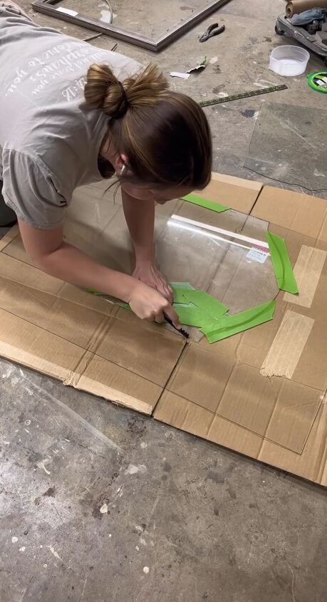 furniture flip, Tracing the template on the glass