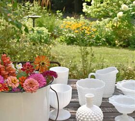 11 sencillos consejos para hacer arreglos florales por ti mismo, Vasos de cristal de leche para arreglos florales