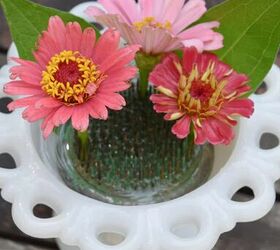 11 sencillos consejos para hacer arreglos florales por ti mismo, Zinnias sobre rana floral vintage en vaso de leche